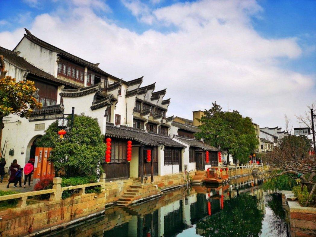 济南一酒店凌晨突发火灾4人遇难，亲历者母亲：有70多名考生住在酒店